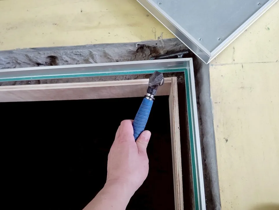 【点検口枠補修】