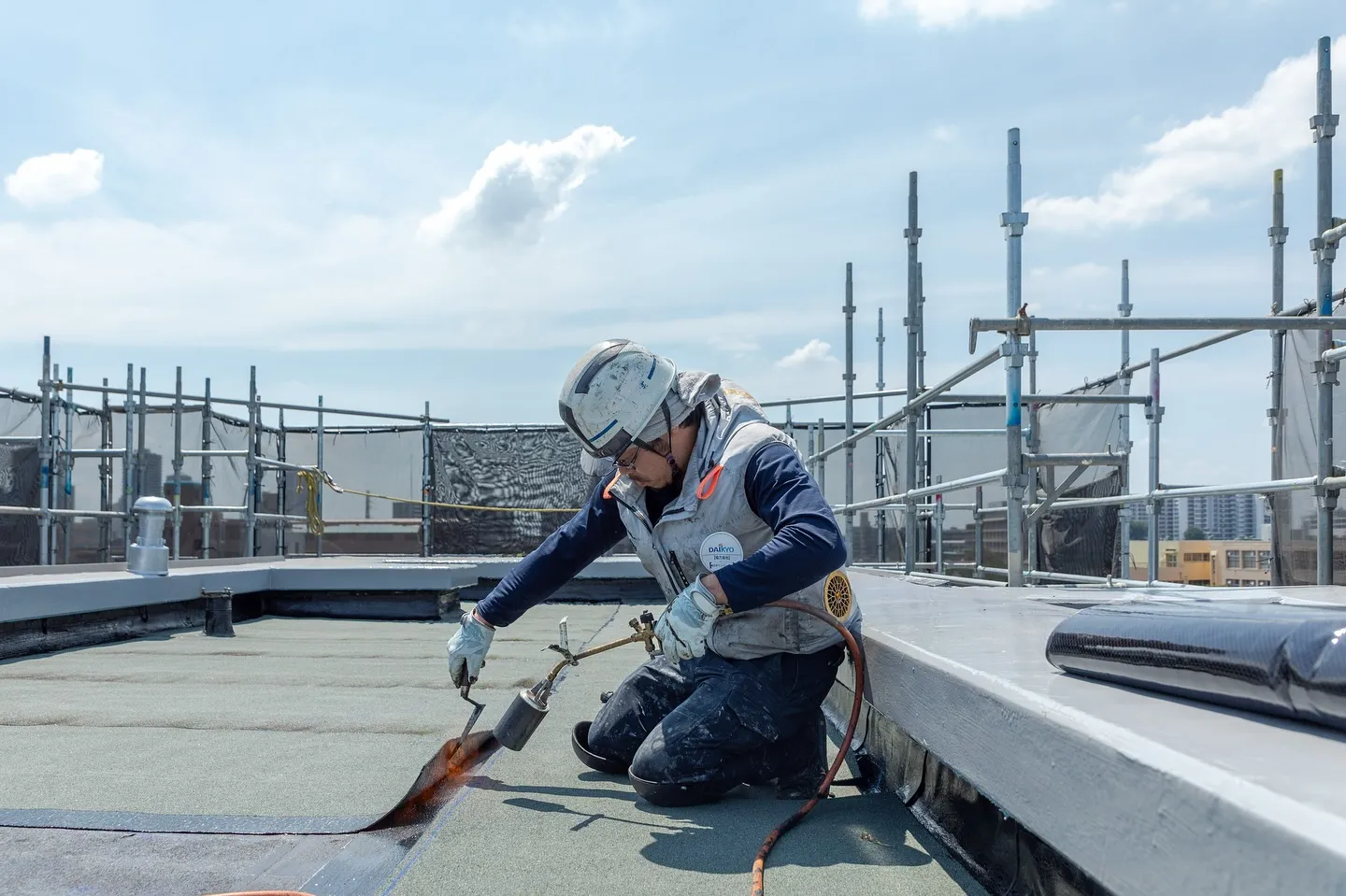 🛠️ 屋上防水工事中