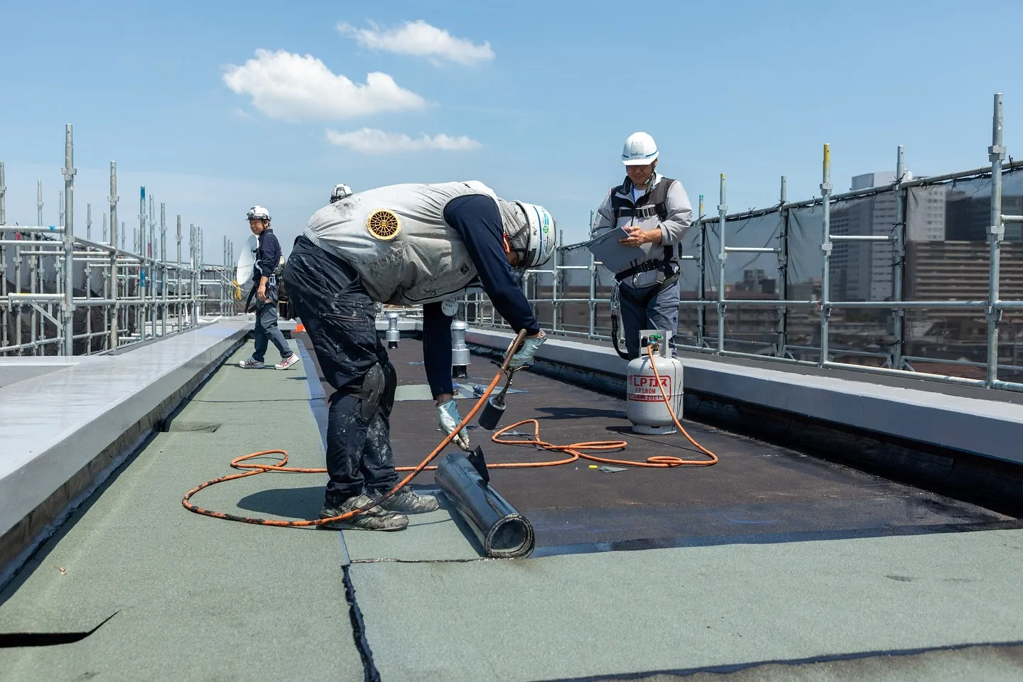 🛠️ 屋上防水工事中