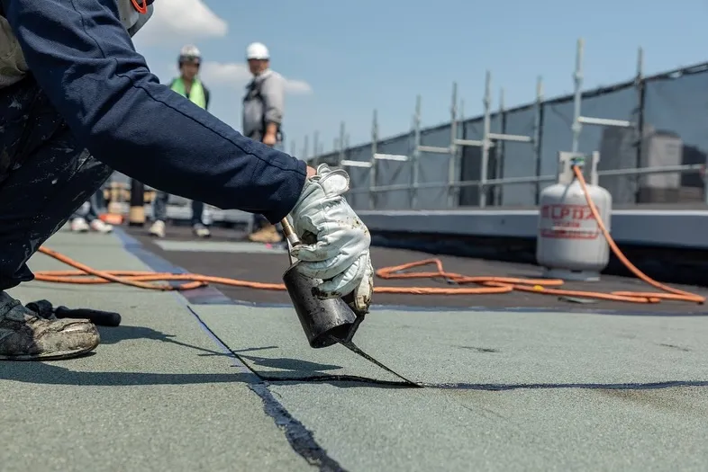 🛠️ 屋上防水工事中