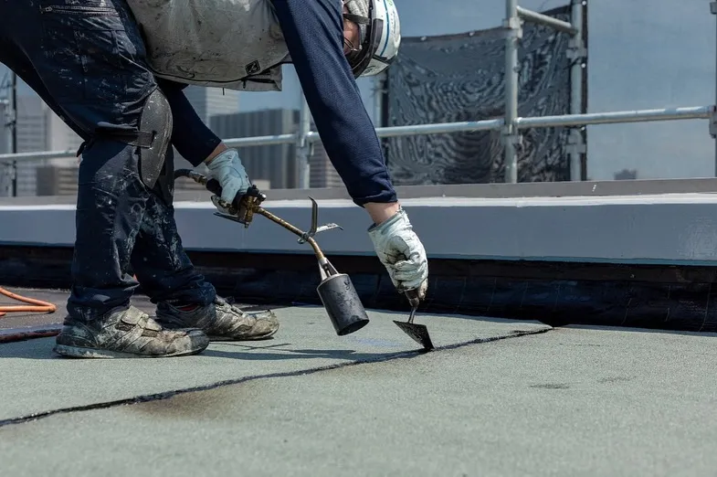 🛠️ 屋上防水工事中