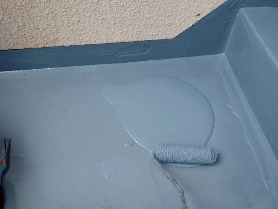 🔹 ウレタン防水（密着工法）の施工中 🔹