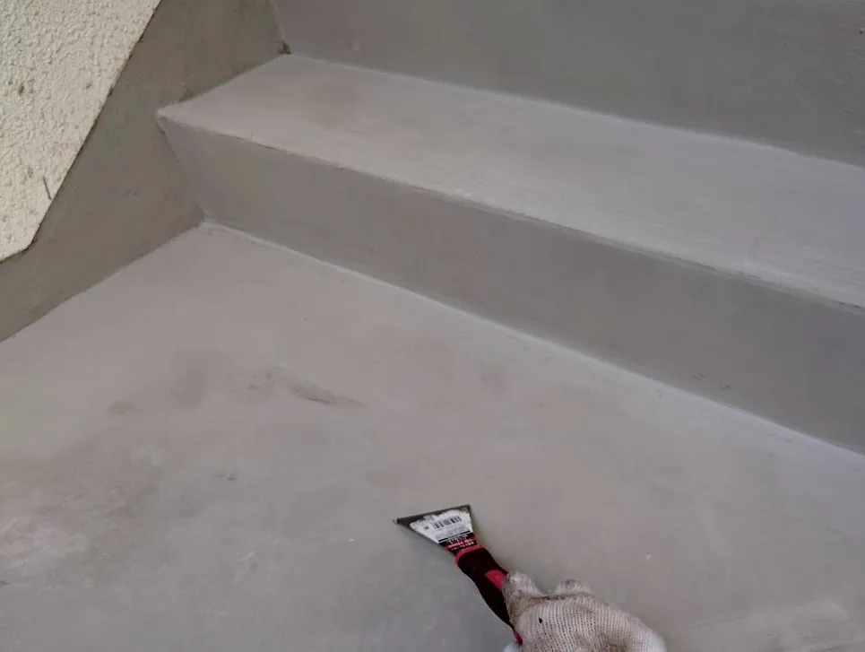 🔹 ウレタン防水（密着工法）の施工中 🔹