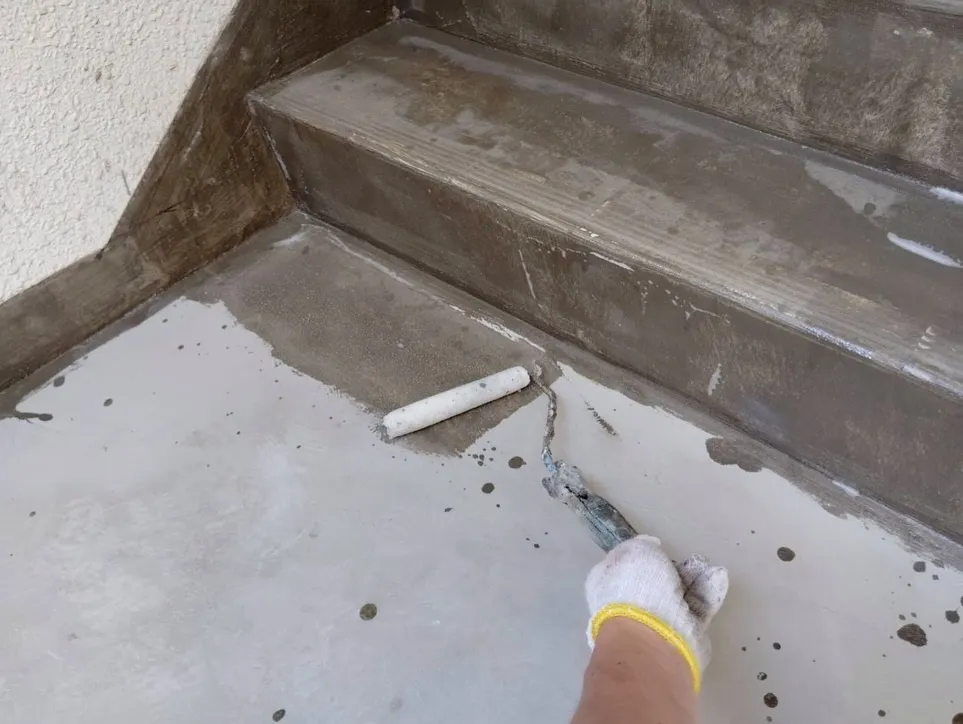 🔹 ウレタン防水（密着工法）の施工中 🔹