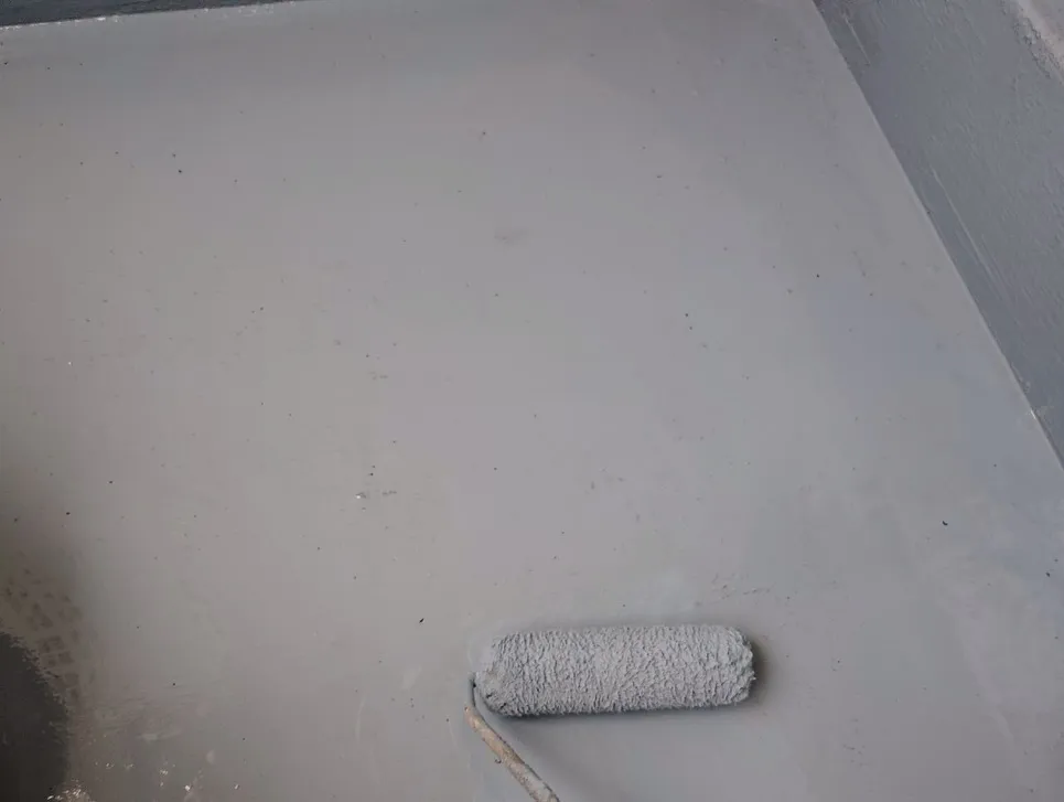 🔹 ウレタン防水（密着工法）の施工中 🔹