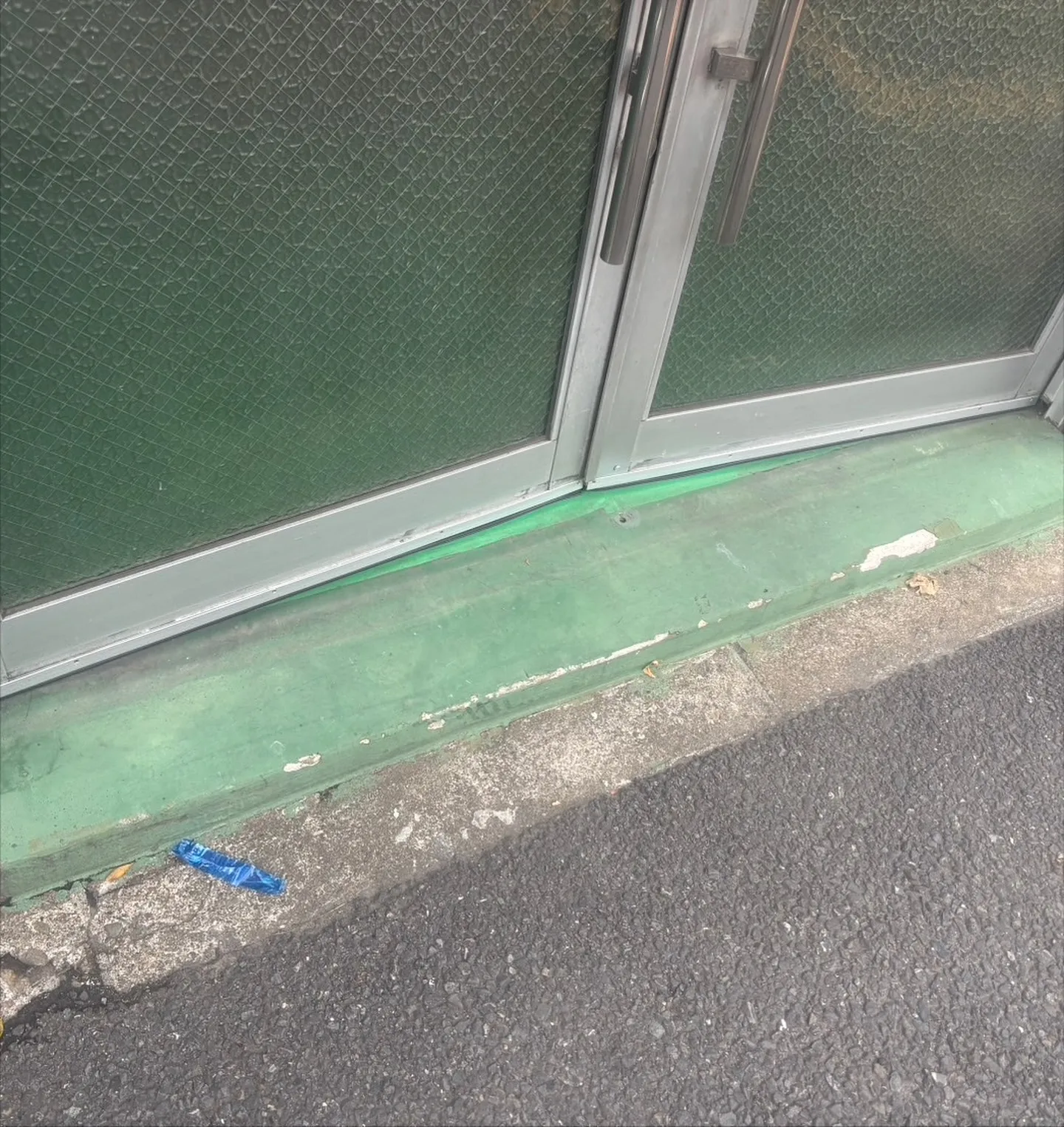 玄関ドアの下枠にアルミカバーを施工しました👷‍♂️