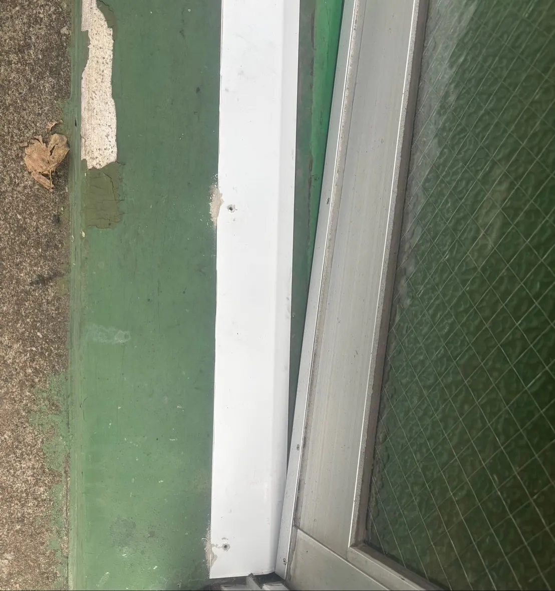 玄関ドアの下枠にアルミカバーを施工しました👷‍♂️