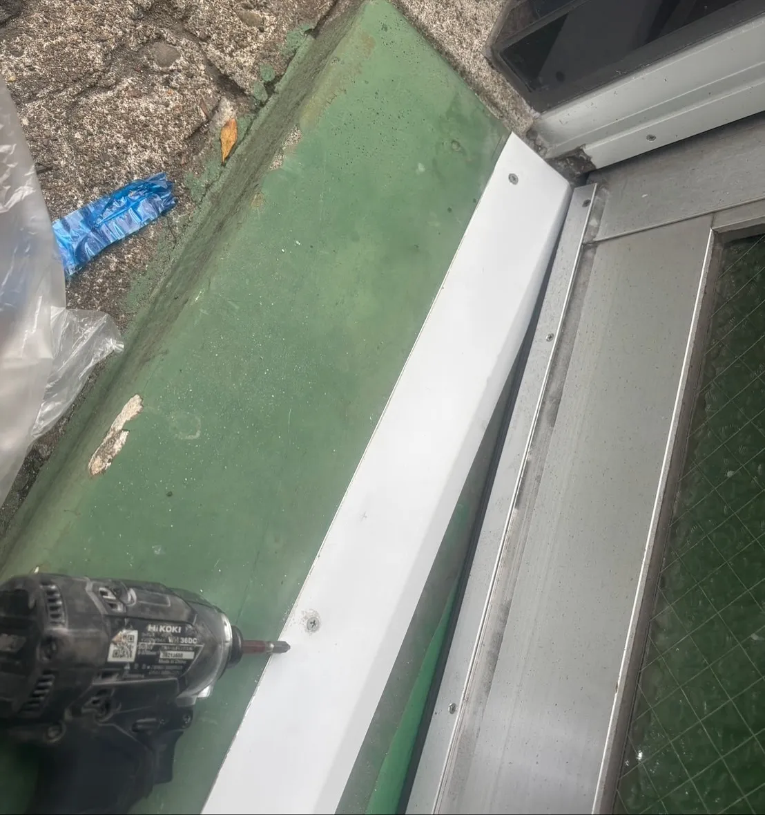 玄関ドアの下枠にアルミカバーを施工しました👷‍♂️
