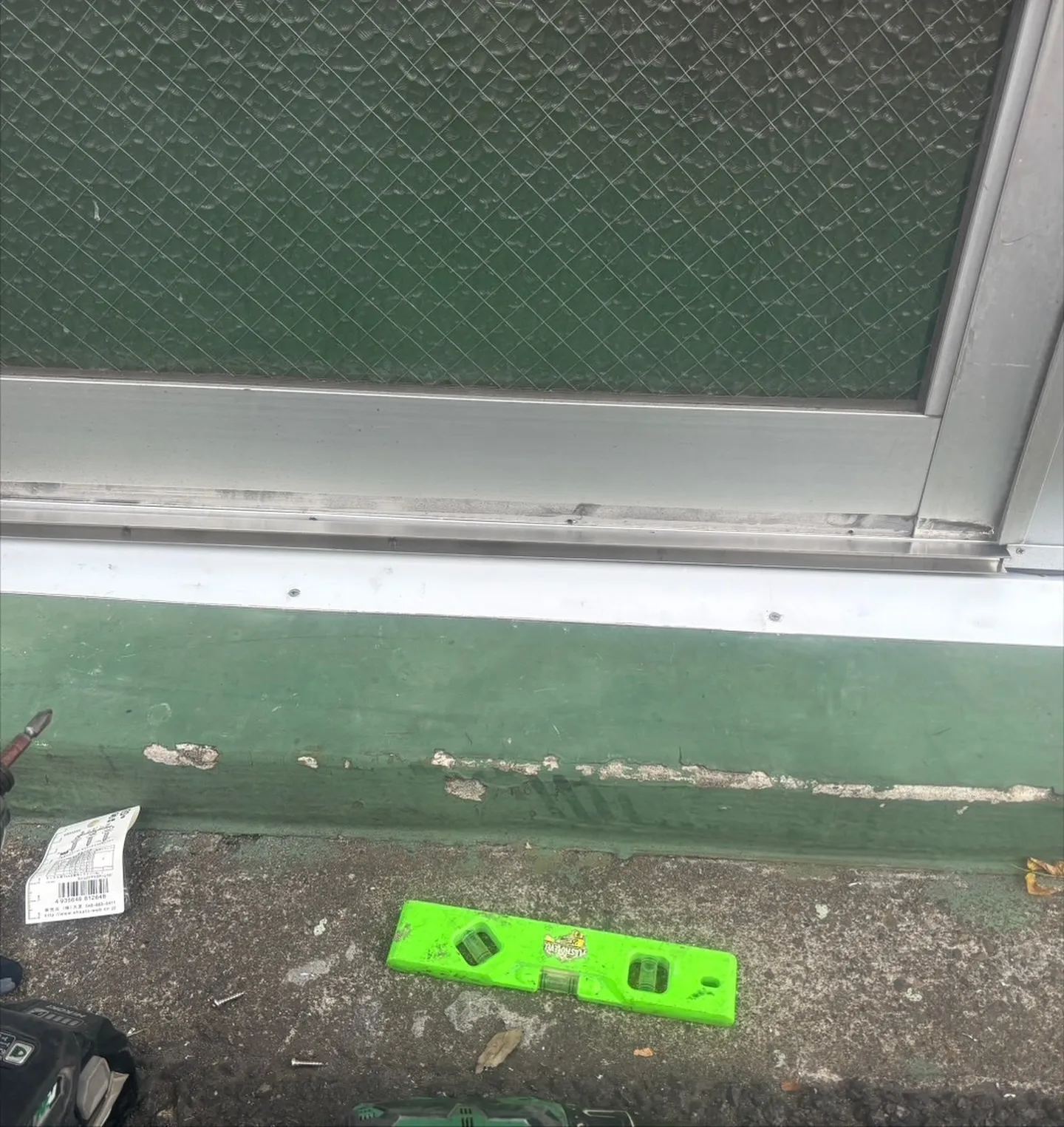 玄関ドアの下枠にアルミカバーを施工しました👷‍♂️