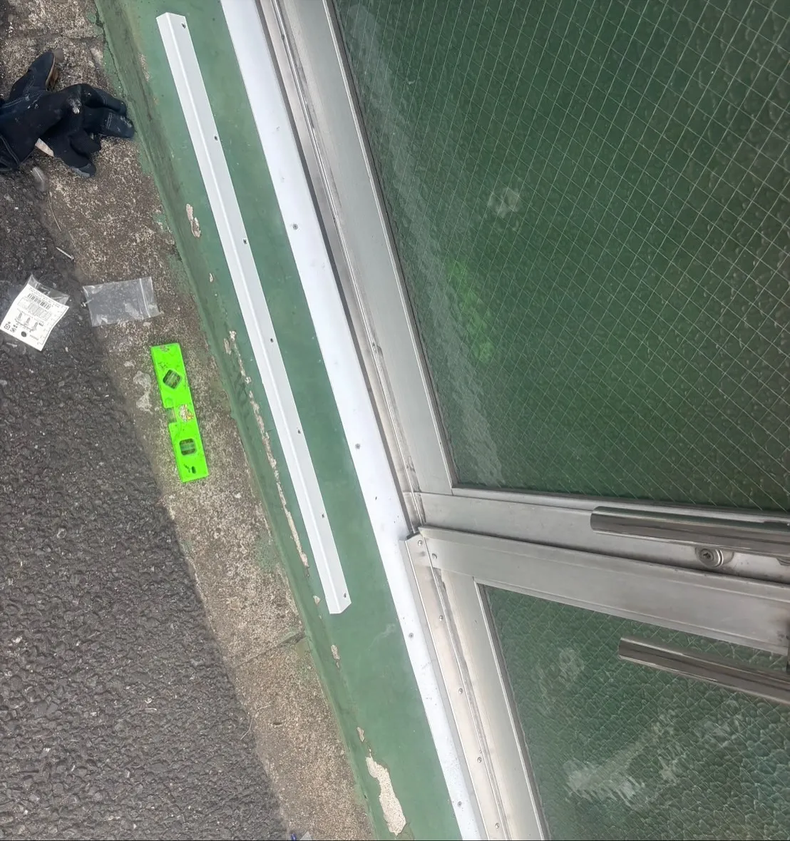 玄関ドアの下枠にアルミカバーを施工しました👷‍♂️