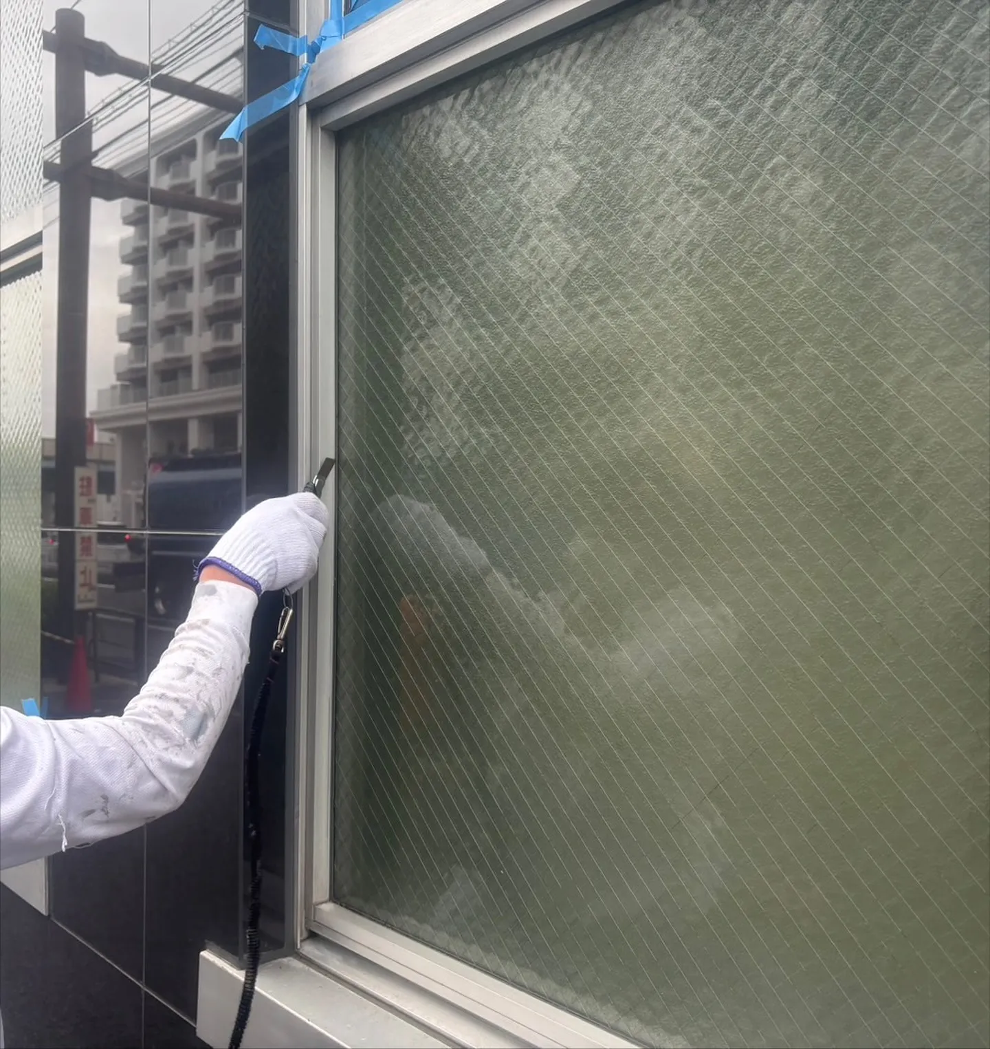 玄関ドアの下枠にアルミカバーを施工しました👷‍♂️