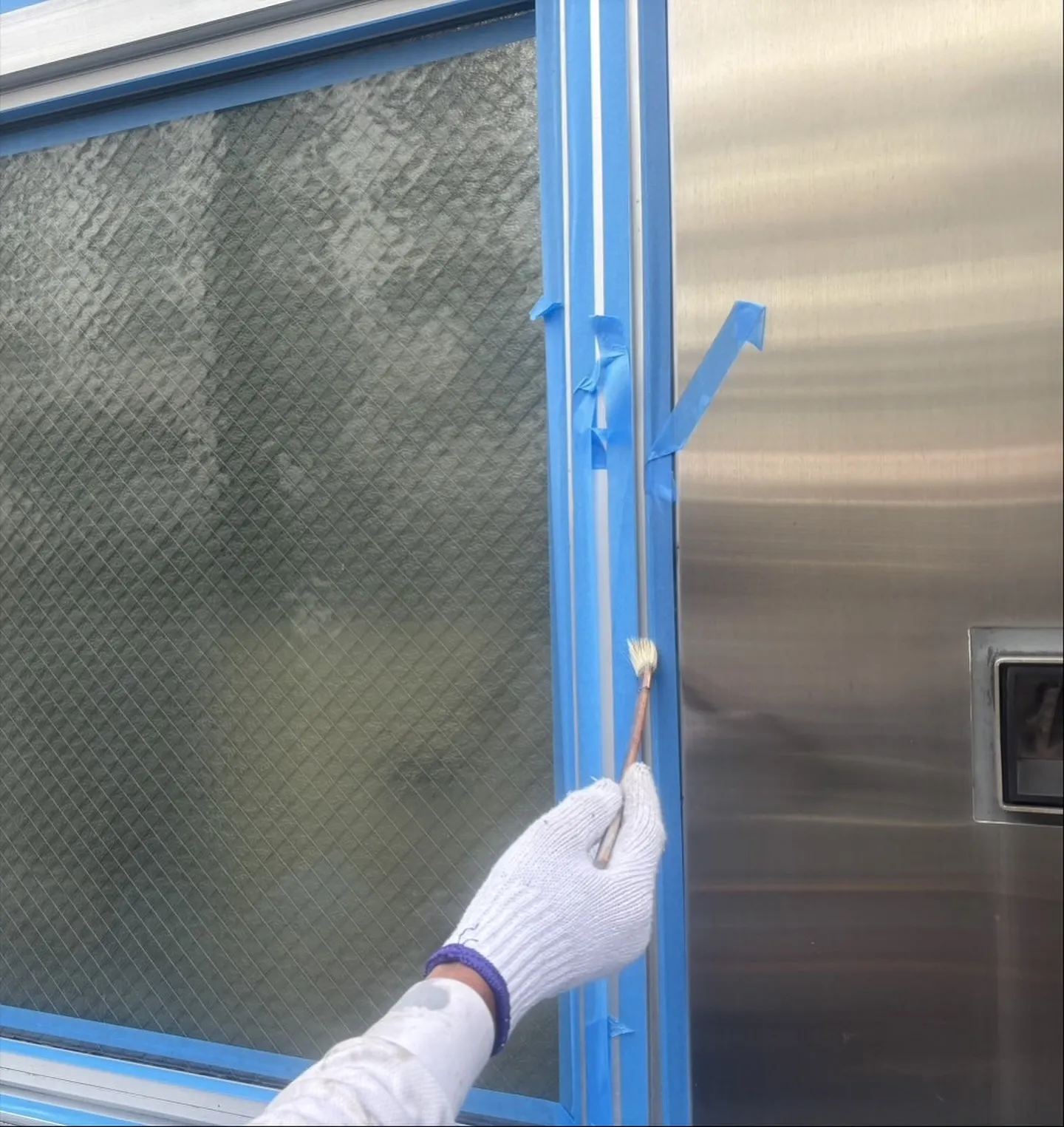 玄関ドアの下枠にアルミカバーを施工しました👷‍♂️