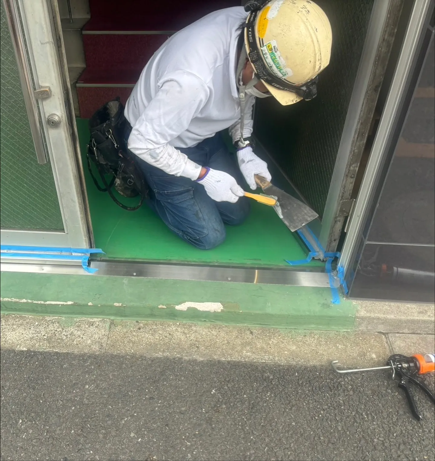 玄関ドアの下枠にアルミカバーを施工しました👷‍♂️