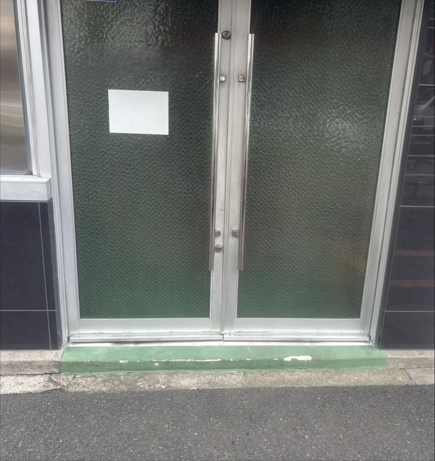 玄関ドアの下枠にアルミカバーを施工しました👷‍♂️