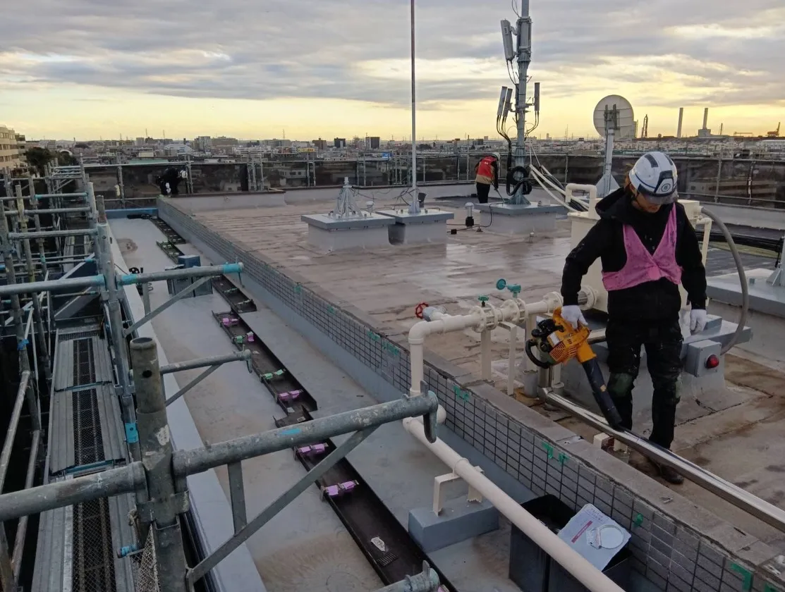 👷‍♂️屋上笠木 金物固定作業🔧