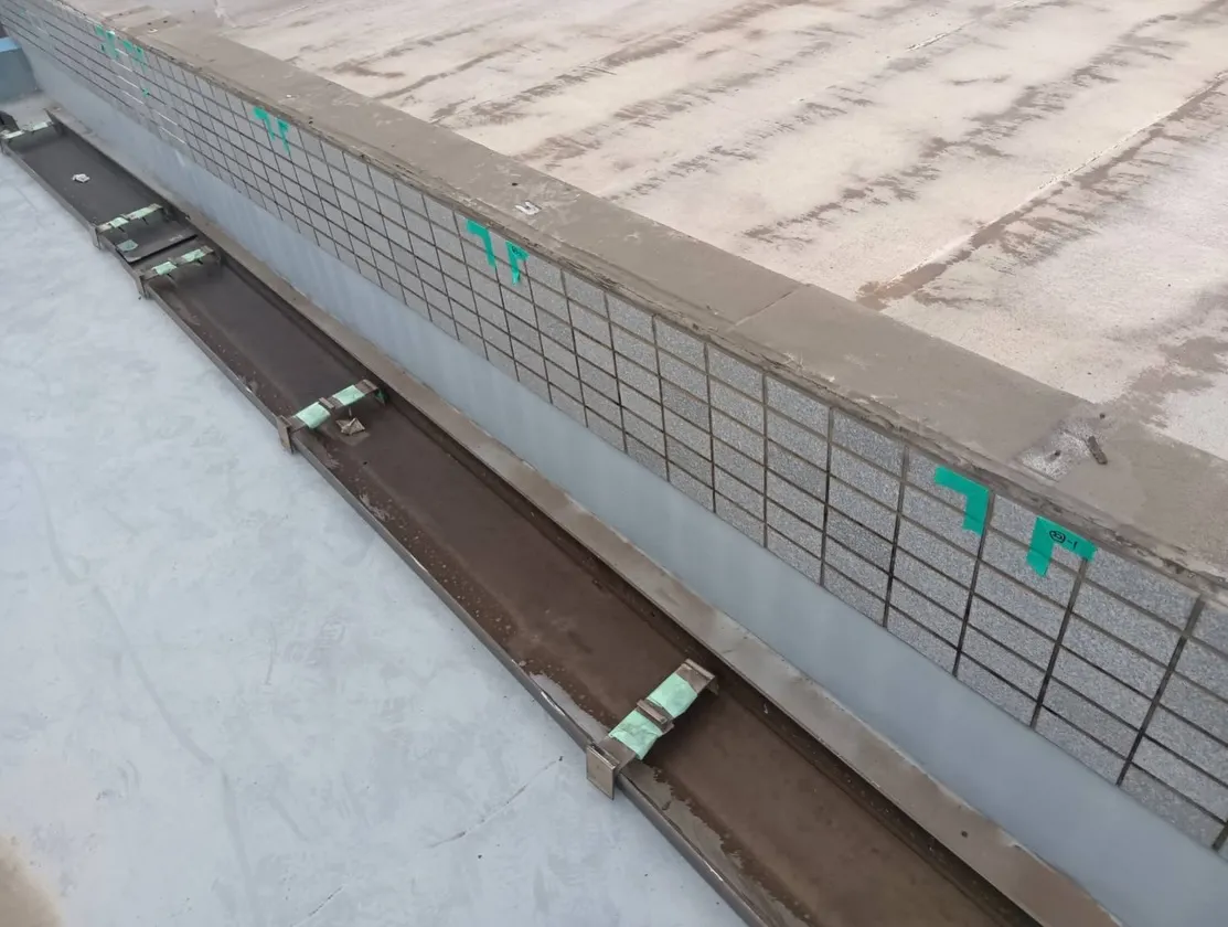 👷‍♂️屋上笠木 金物固定作業🔧