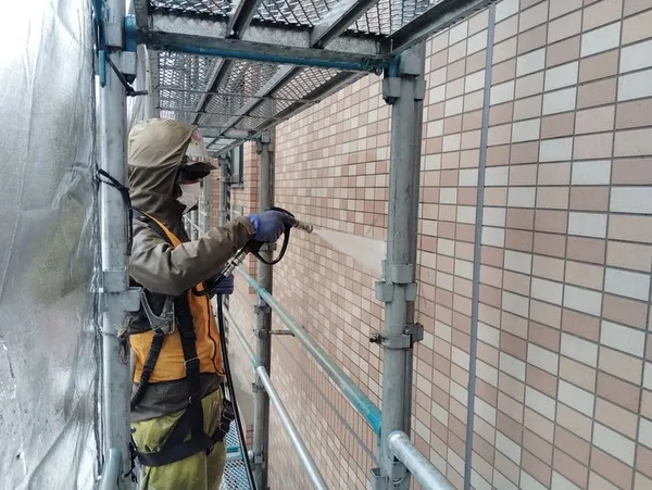 大規模修繕工事に伴う洗浄作業の様子です👷‍♂️