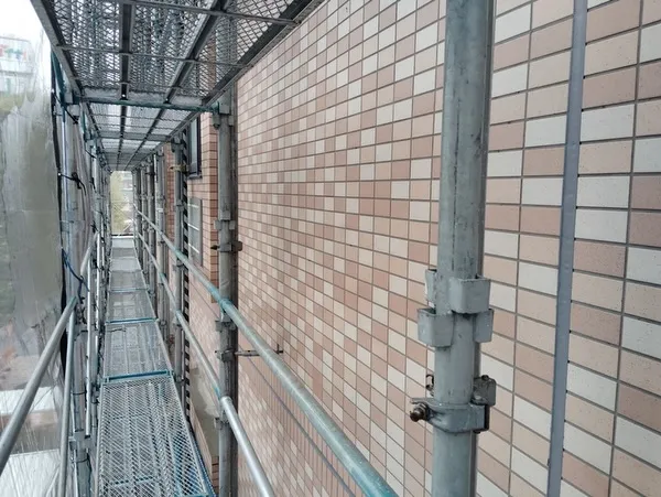 大規模修繕工事に伴う洗浄作業の様子です👷‍♂️