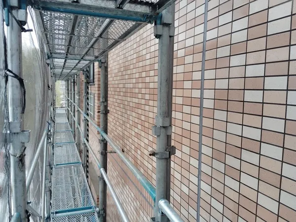 大規模修繕工事に伴う洗浄作業の様子です👷‍♂️