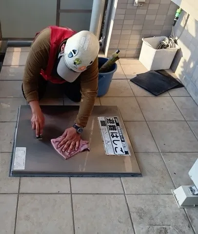 避難ハッチのシール貼り替え作業を行いました👷‍♂️