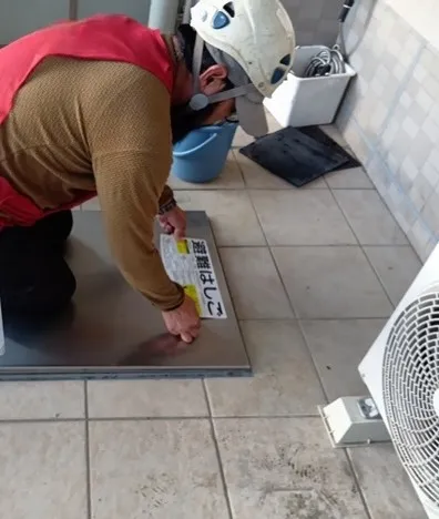 避難ハッチのシール貼り替え作業を行いました👷‍♂️