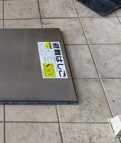 避難ハッチのシール貼り替え作業を行いました👷‍♂️