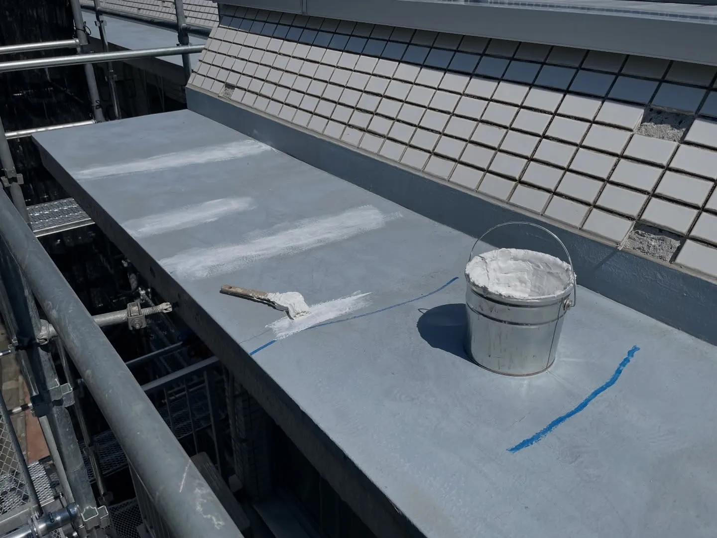 下地補修工事（ひび割れ補修）を行いました👷‍♂️