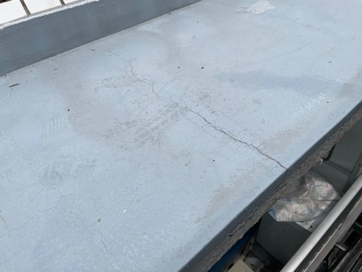 下地補修工事（ひび割れ補修）を行いました👷‍♂️