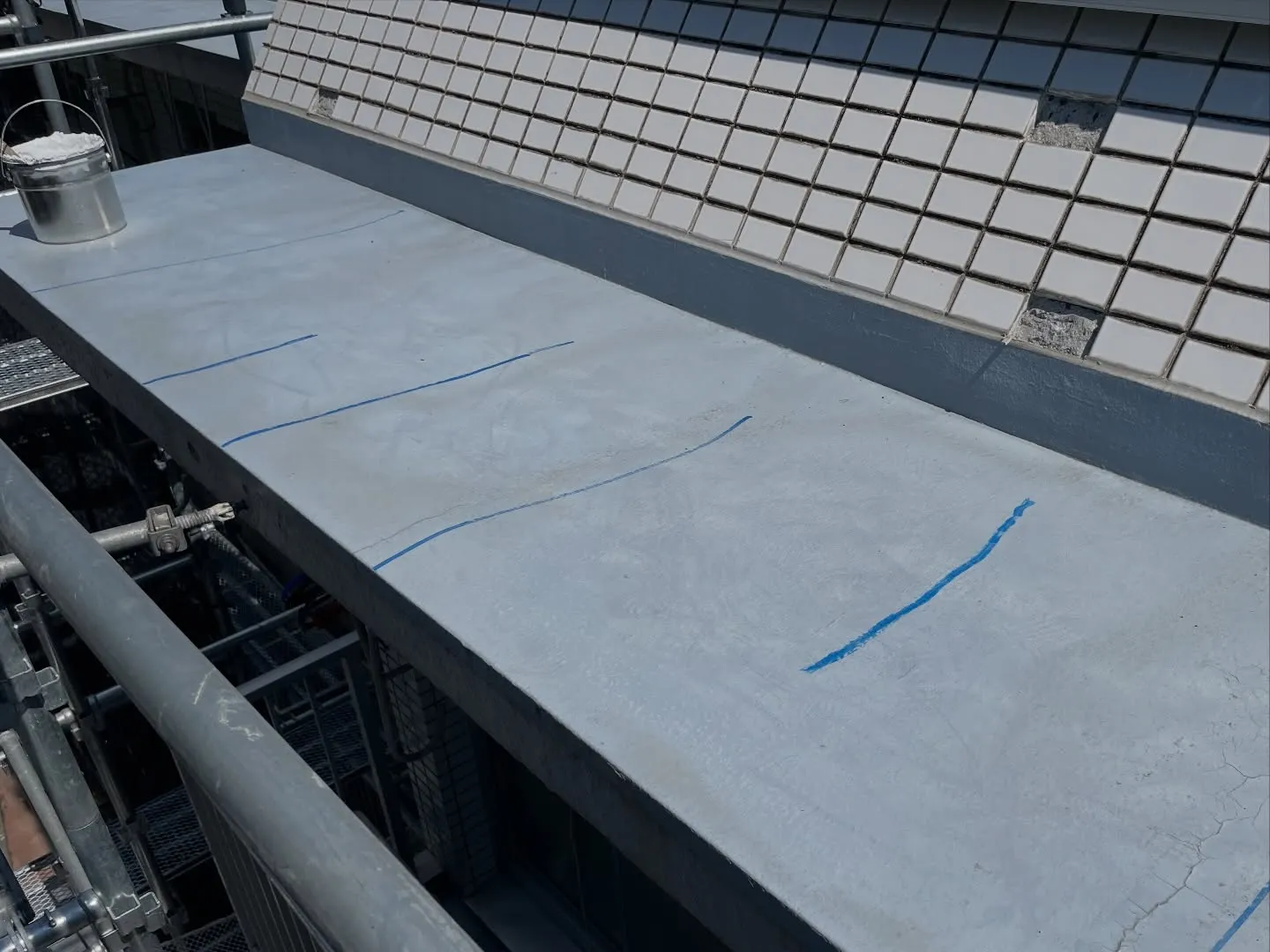 下地補修工事（ひび割れ補修）を行いました👷‍♂️