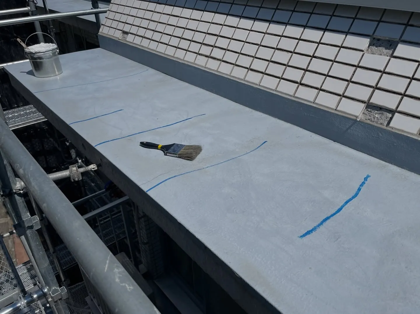 下地補修工事（ひび割れ補修）を行いました👷‍♂️