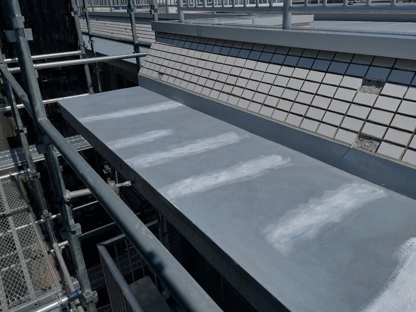 下地補修工事（ひび割れ補修）を行いました👷‍♂️